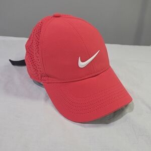 NWOT Nike Heritage86 Aerobill Perforated Lightweight Golf Hat in Laser Crimson.